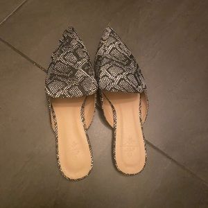 Women shoes size 8 black and white